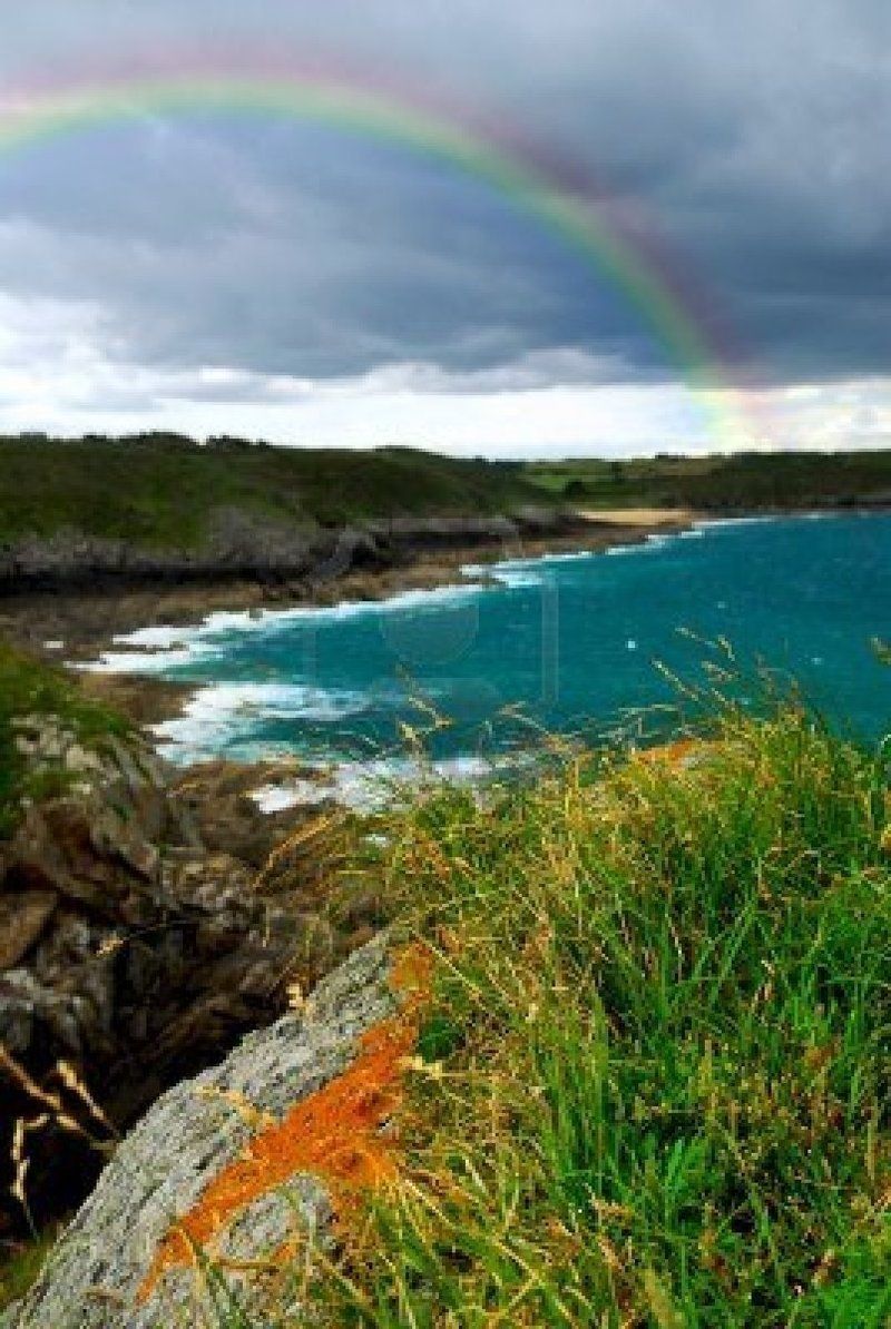 2053638-paysage-de-rocky-cote-atlantique-en-france-de-bretagne-avec-ciel-orageux-et-arc-en-ciel.jpg