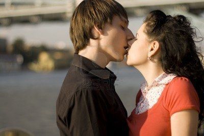 3496466-outdoor-portrait-de-couple-de-jeunes-aimant-les-uns-les-autres-des-baisers.jpg