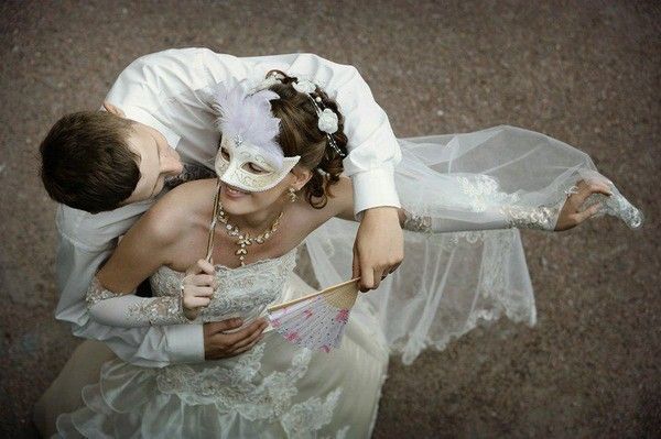 *Un couple romantique - Une mariée, "masquée" - Joli*